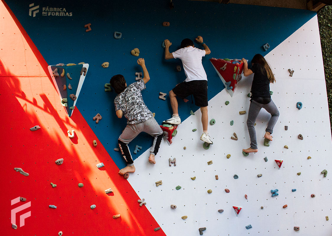 Desafios e jogos na escalada recreativa para crianças