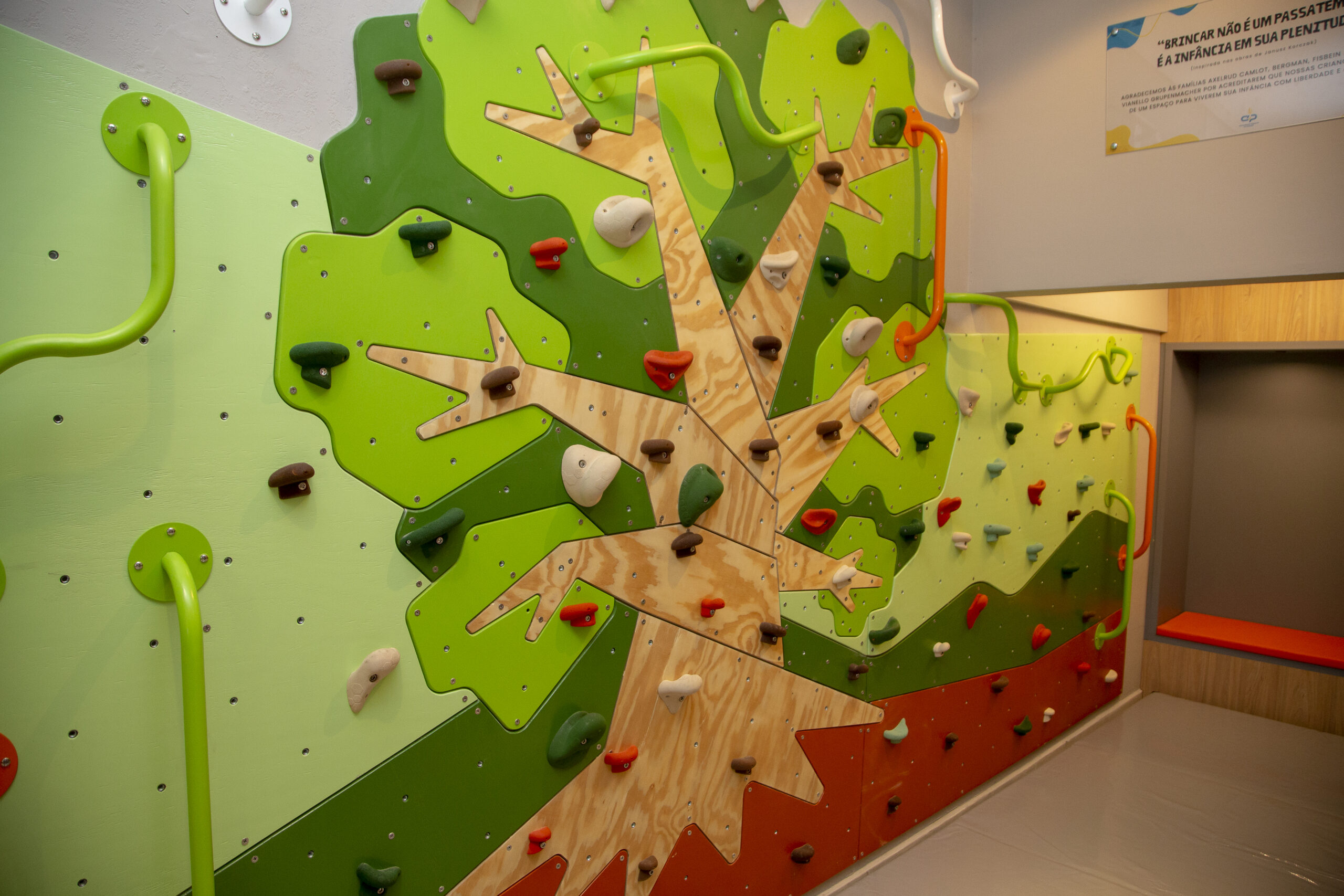 parede de escalada infantil instalada em brinquedoteca