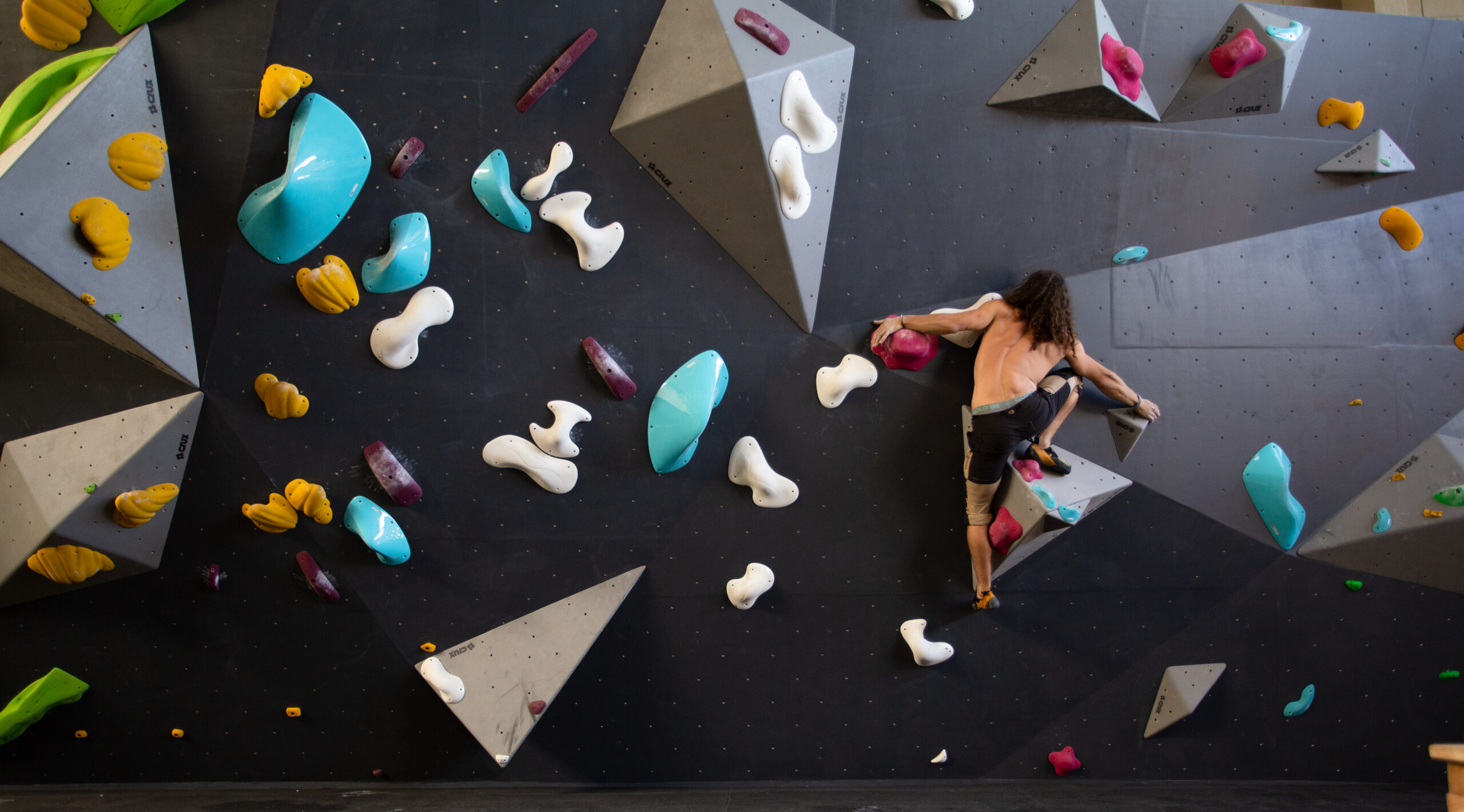 dicas de esportes sauáveis, a escalada tem se tornado cada vez mais popular entre os jovens brasileiros