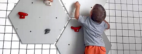 Parede de Escalada infantil projetada para uma família com crianças pequenas