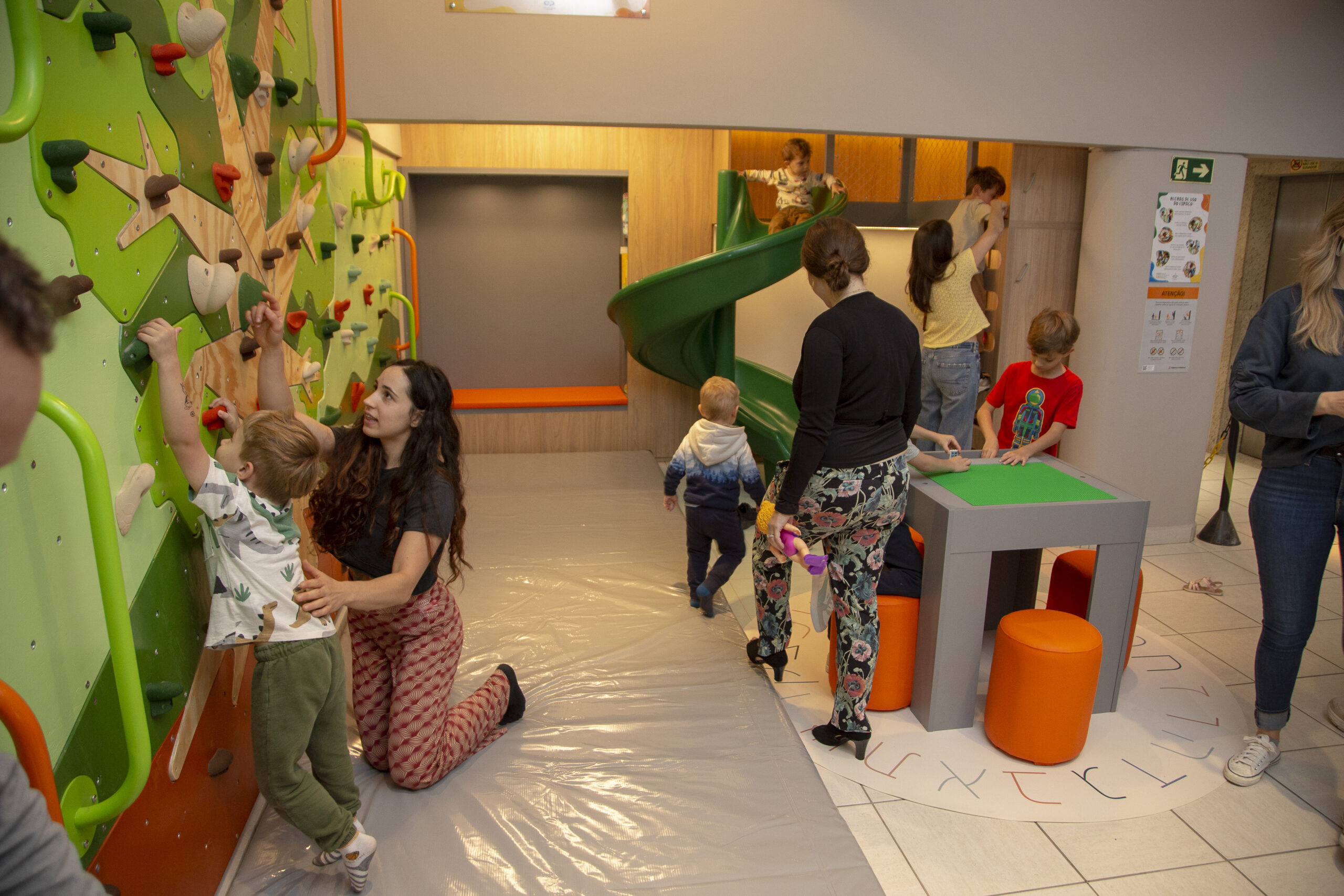 Como Escolher a Parede de Escalada Ideal para Sua Casa, Escola ou Academia - Parede de escalada infantil projetada para o clube israelita em Curitiba