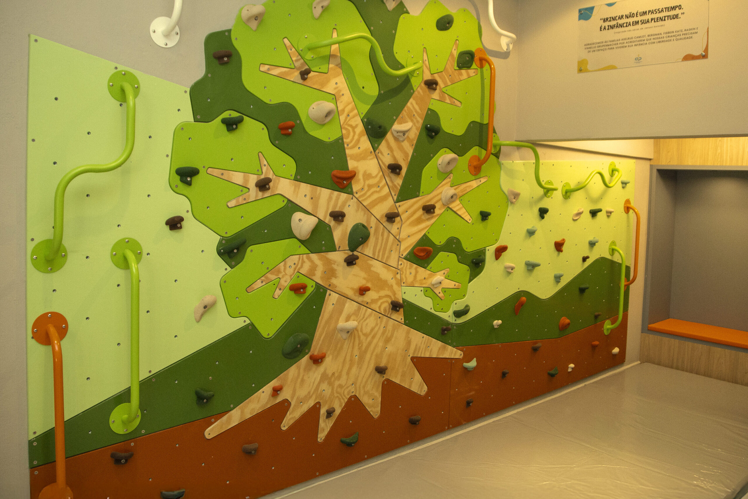 Brinquedoteca com escalada: parede colorida com agarras para crianças escalarem