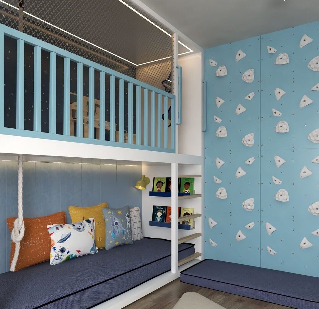 Parede de escalada azul-clara ao lado de cama elevada com tema espacial